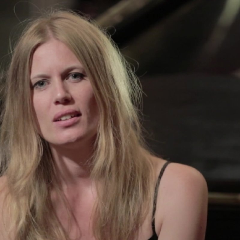 SEE MYRKUR'S STUNNING PIANO REINVENTION OF KING DIAMOND'S "WELCOME HOME"