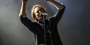 Pearl Jam pay tribute to Chris Cornell as well as the students of the Florida shooting and make a dedication to the NationWide Walkout!