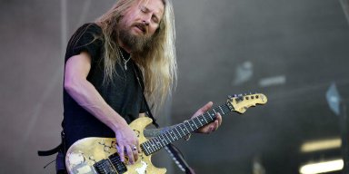  ALICE IN CHAINS' JERRY CANTRELL Unveils Solo Track 'Setting Sun' In Celebration Of DC COMICS' 'Dark Nights: Metal' 