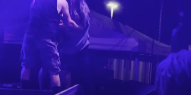 Morbid Angel stops their set, Trey Azagthoth unable to keep playing!