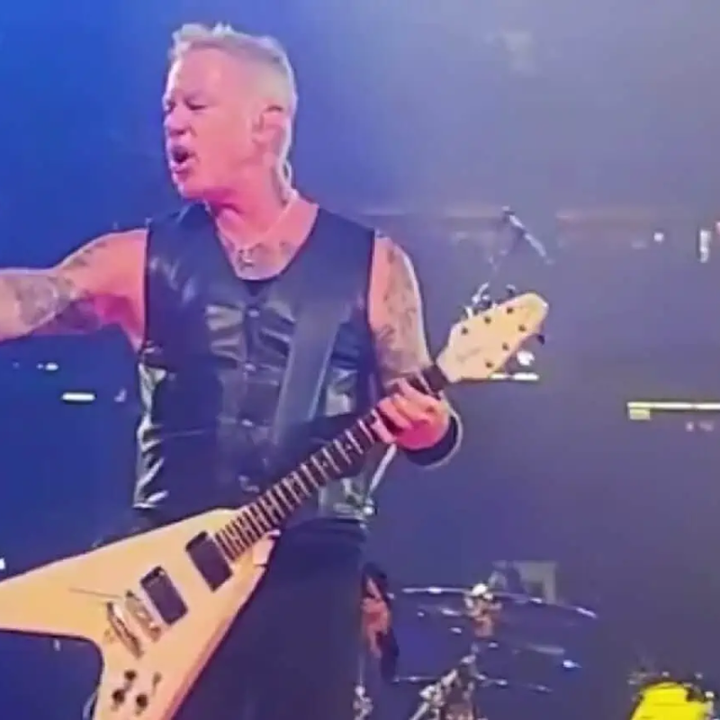 JAMES HETFIELD Gets Angry At Fan During Montreal Concert (Video)