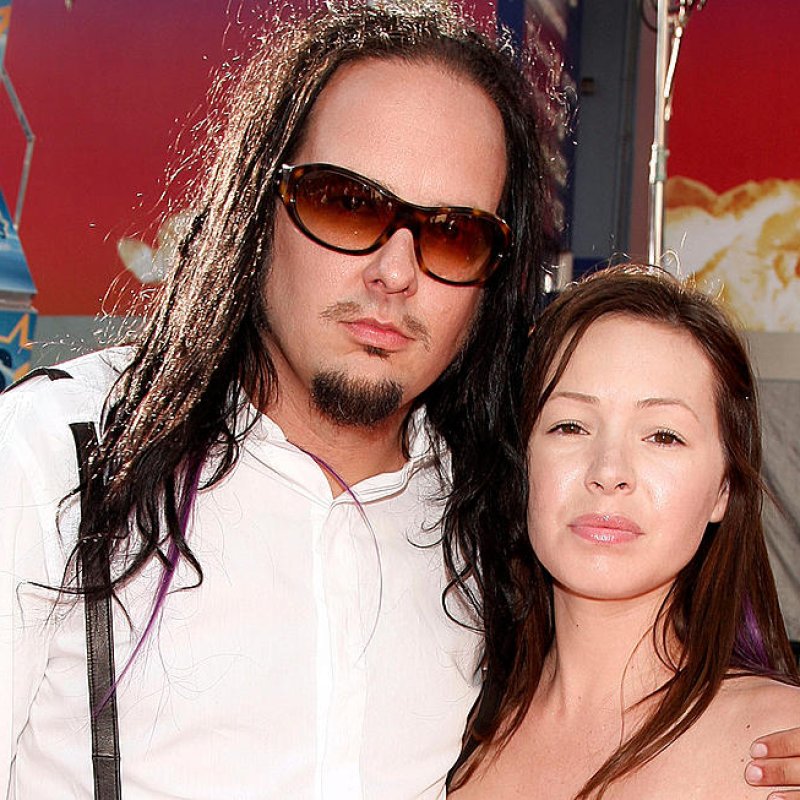 Korn Vocalist Jonathan Davis&rsquo; Wife Deven Davis Dead at 39!