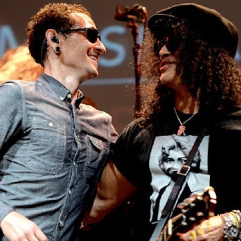  SLASH Recalls Recording Song With CHESTER BENNINGTON!