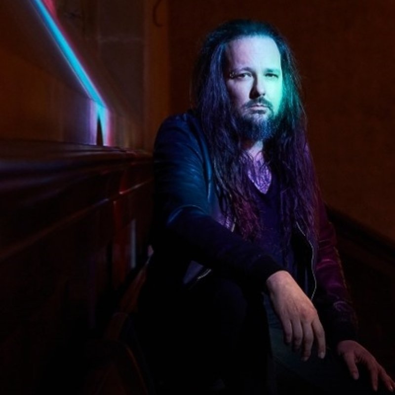  KORN Singer JONATHAN DAVIS Releases Statement Following Death Of Estranged Wife 