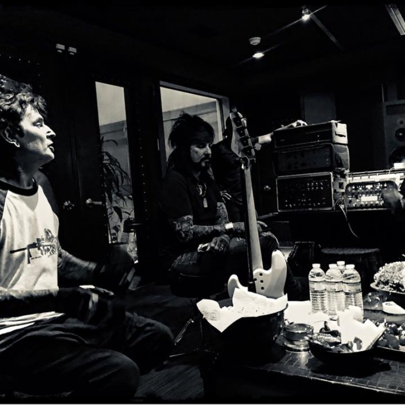  M&Ouml;TLEY CR&Uuml;E's NIKKI SIXX And TOMMY LEE Reunite In The Studio!
