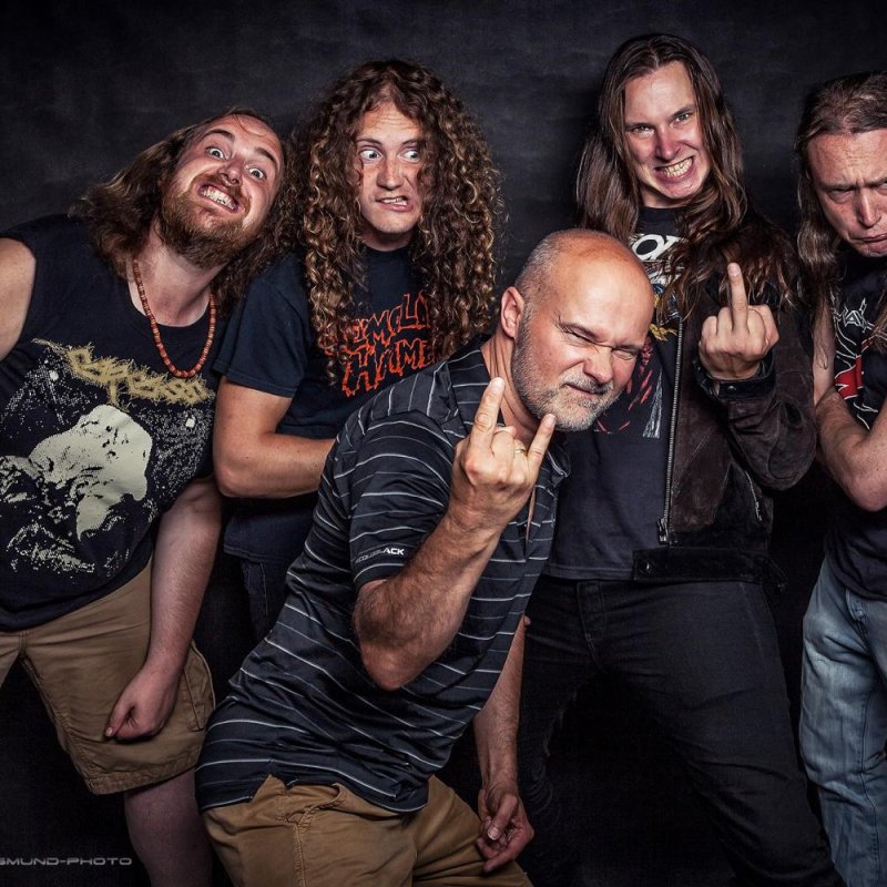 FABULOUS DESASTER: "Off With Their Heads" will be released on November 16th!