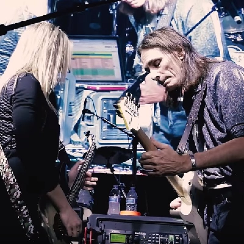  Watch NITA STRAUSS Jam With STEVE VAI At 'The Big Mama Jama Jam-A-Thon' 