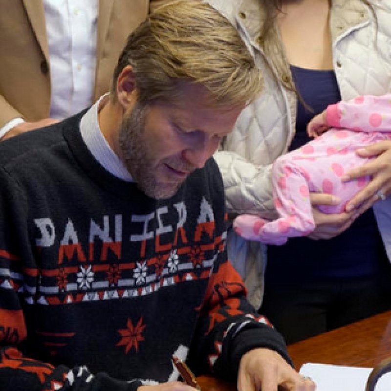  Albuquerque&rsquo;s Metalhead Mayor Wears PANTERA Christmas Sweater For Bill-Signing Ceremony!