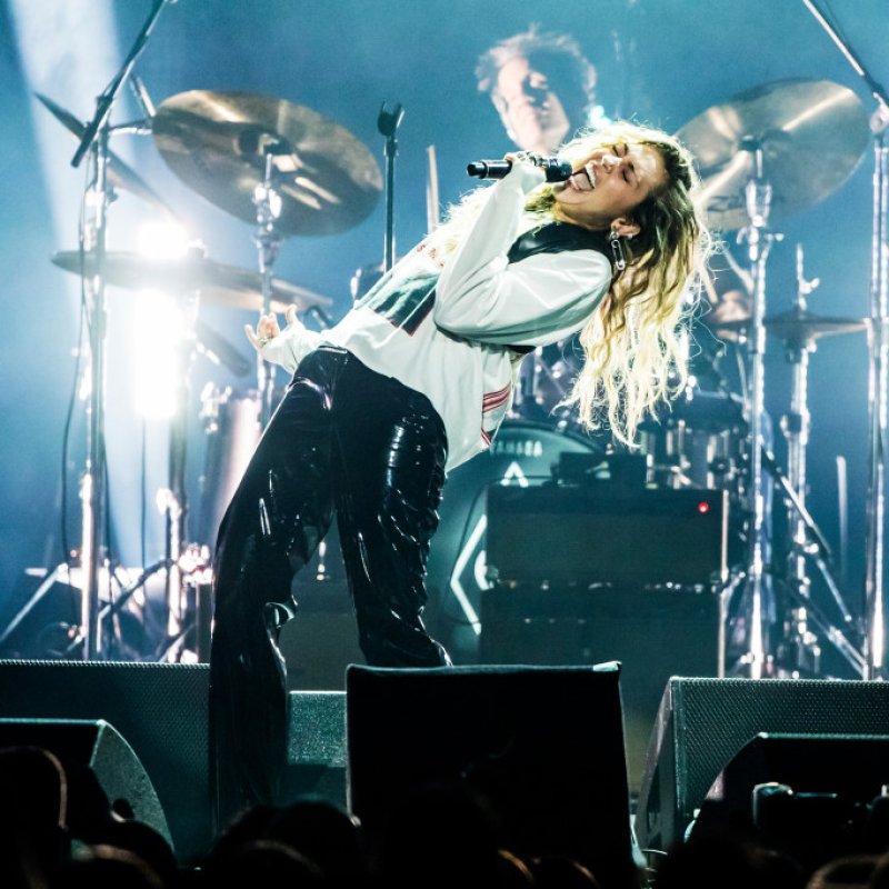 Miley Cyrus Sings &lsquo;Say Hello 2 Heaven&rsquo; at Chris Cornell Tribute & Lars Ulrich From Metallica Is Beyond Inspired!!
