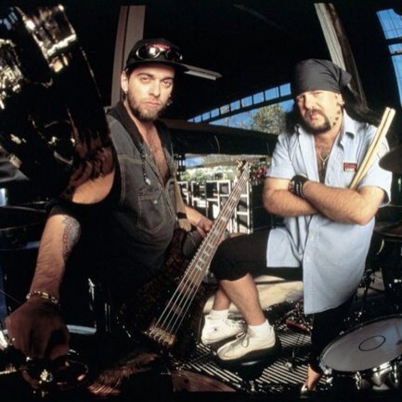  REX BROWN On VINNIE PAUL's Death: 'Never In A Million Years Would I Have Thought It Would Be' Him 