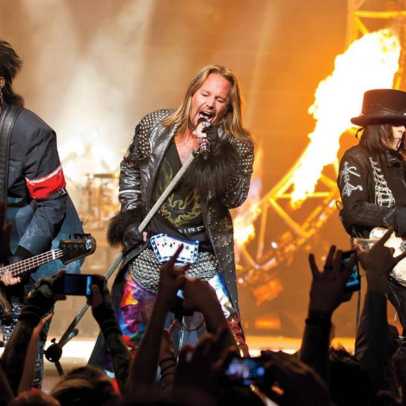 VINCE NEIL: 'Just Because We Stopped Touring Doesn't Mean We Broke Up'