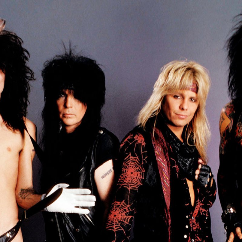 M&Ouml;TLEY CR&Uuml;E'S COVER OF 'LIKE A VIRGIN'