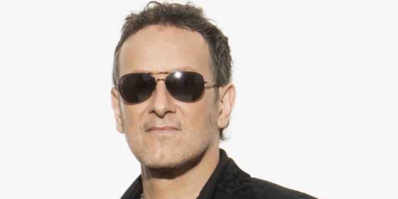  VIVIAN CAMPBELL: Prefers VAN HALEN With DAVID LEE ROTH 