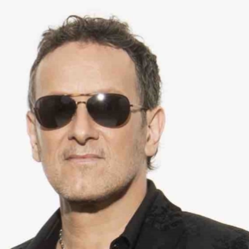  VIVIAN CAMPBELL: Prefers VAN HALEN With DAVID LEE ROTH 