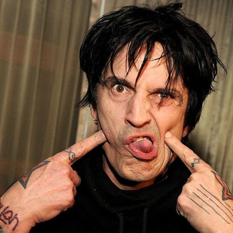  TOMMY LEE Makes Fun Of TRUMP For Dodging Questions About The Bible 