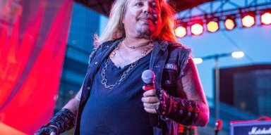 VINCE NEIL Performs MÖTLEY CRÜE Classics In Downers Grove 