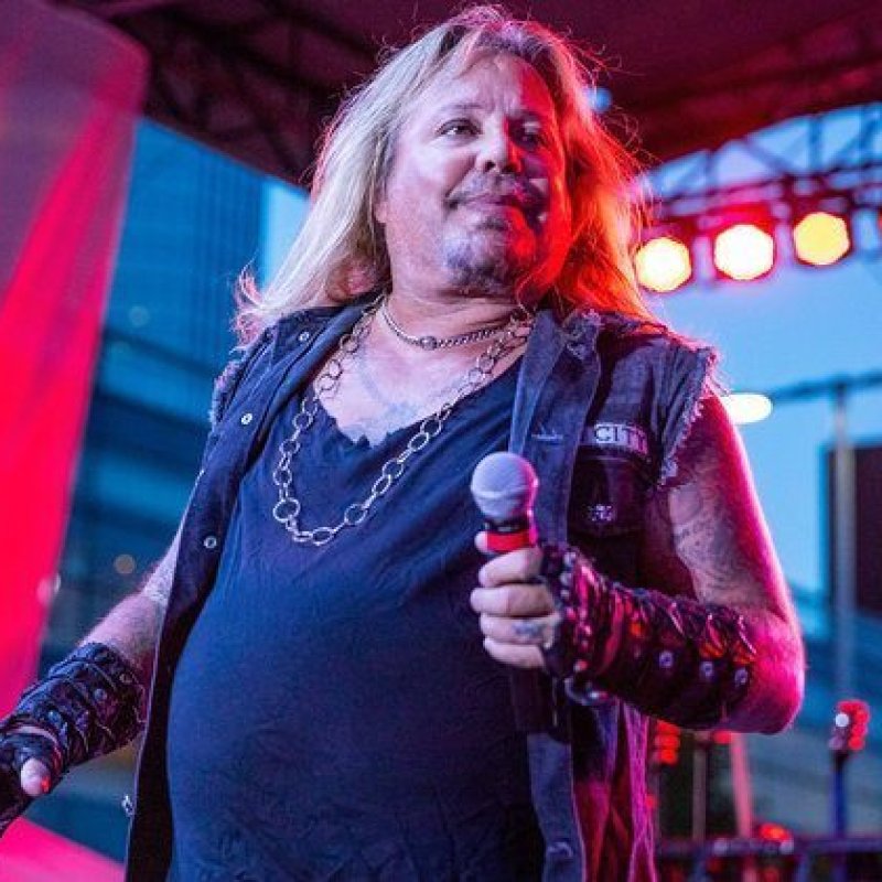 VINCE NEIL Performs M&Ouml;TLEY CR&Uuml;E Classics In Downers Grove 