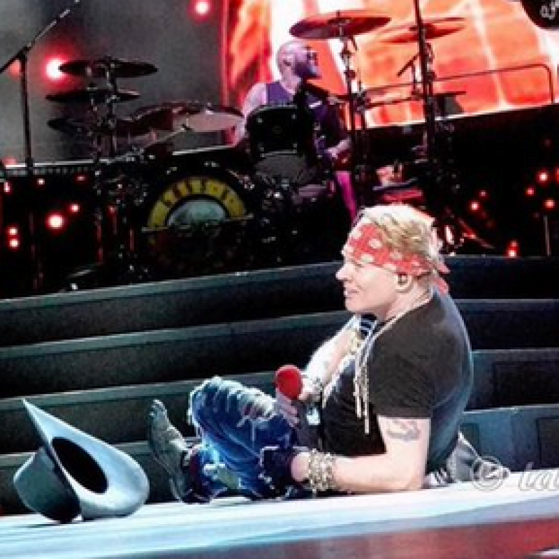 AXL FALLS ON STAGE