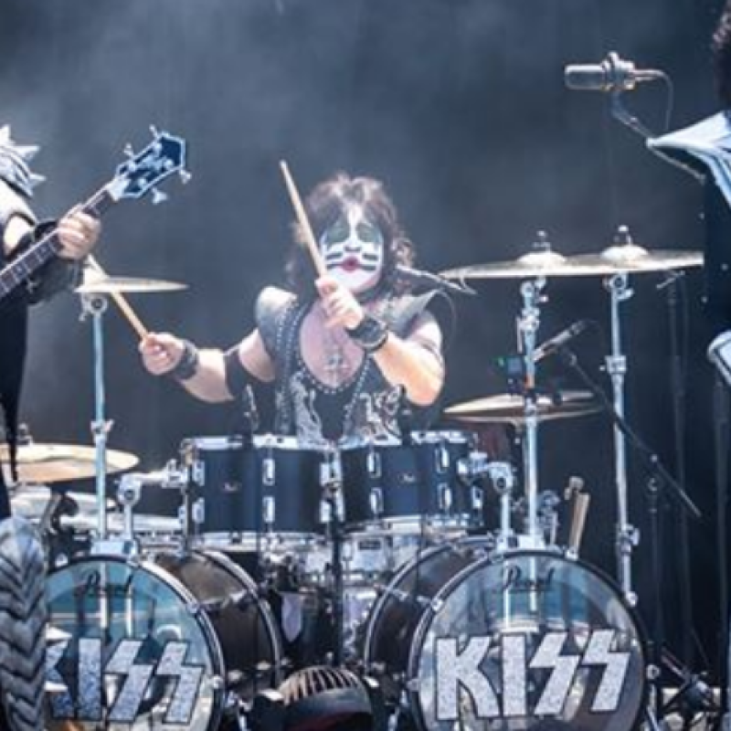 KISS PERFORMS FOR SHARKS