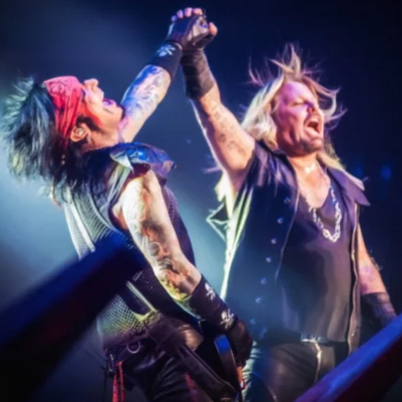 M&Ouml;TLEY CR&Uuml;E WORKING WITH TRAINERS + NUTRITIONISTS