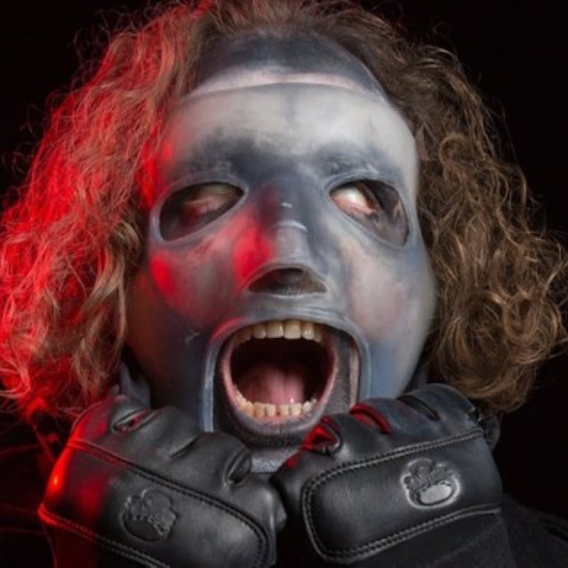Fan Throws Beer At COREY TAYLOR And Calls Him A Jackass