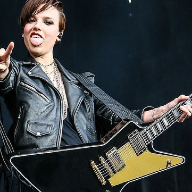 LZZY HALE 'Stands With' AMY LEE After EVANESCENCE Singer Opens Up About Her Political Views For First Time