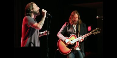 THE BLACK CROWES' Scold Crowd For Being Too Loud 'You Should F**king Pay Attention' 