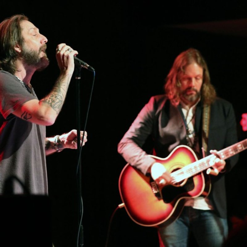 THE BLACK CROWES' Scold Crowd For Being Too Loud 'You Should F**king Pay Attention' 