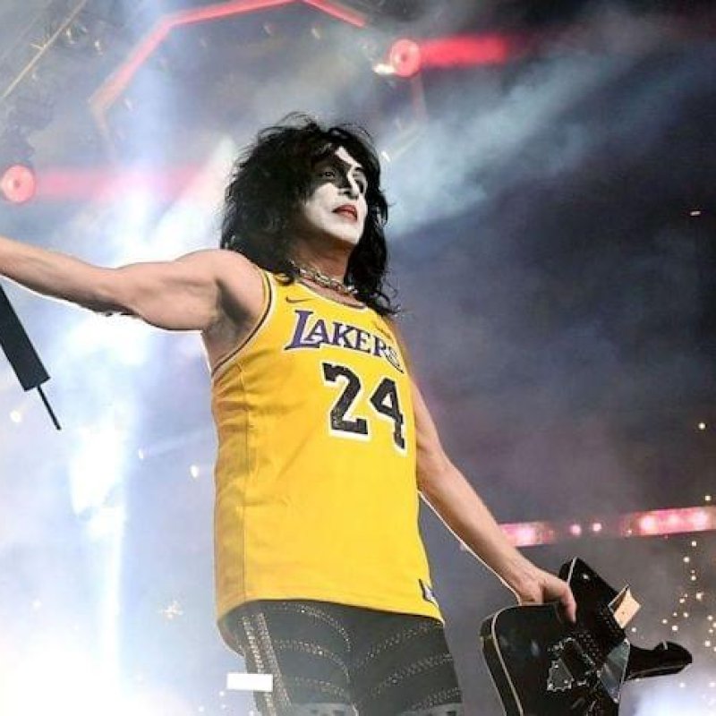 KISS PAYS TRIBUTE TO KOBE