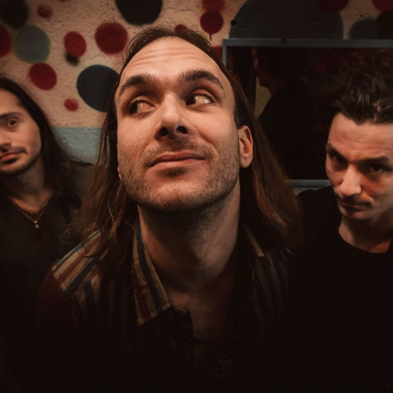 Swiss alternative/psych-rock power-trio Dirty Sound Magnet streamed entire new live album // 'Live Alert' out on on CD, LP & Digital through Hummus Records