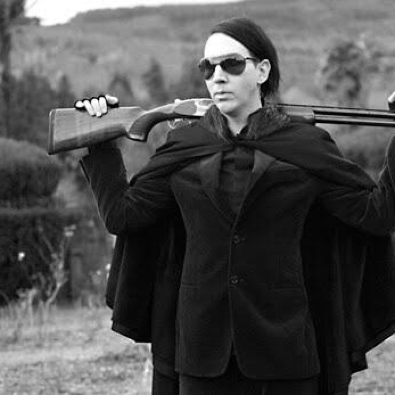 Marilyn Manson storms a suburban home with gun-toting nuns !