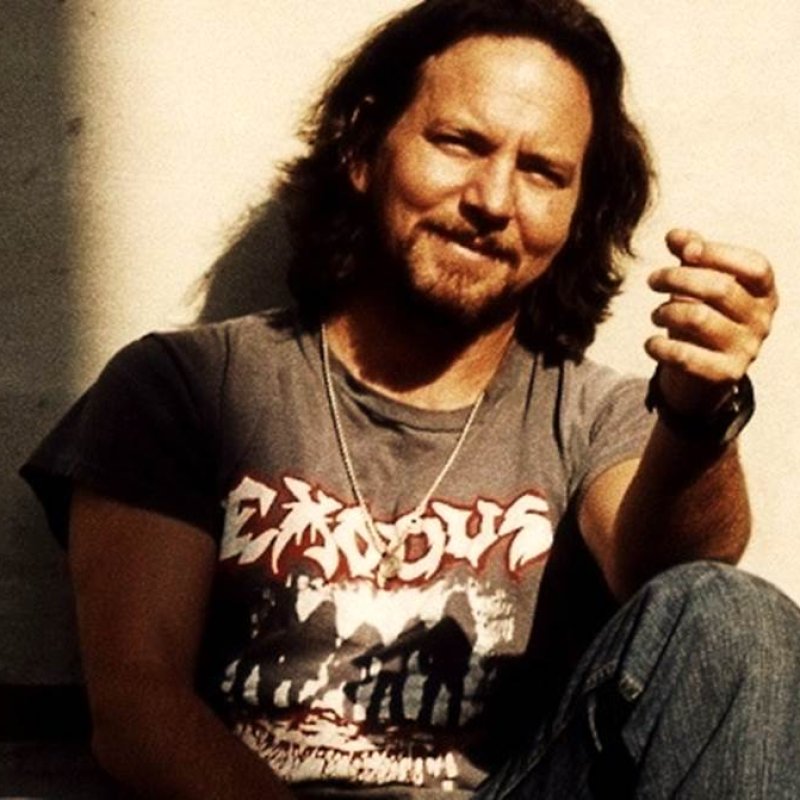 Eddie Vedder Takes A Knee And Calls For Diplomacy In North Korea