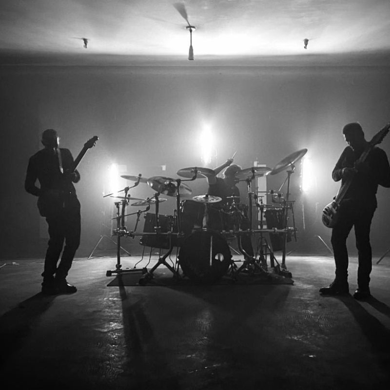 AZIOLA CRY: "Hollow Reflections" From Chicago Instrumental Progressive Metal Trio Premiered At Sonic Perspectives; The Ironic Divide Nears March Release Via Sensory Records + Preorders Posted