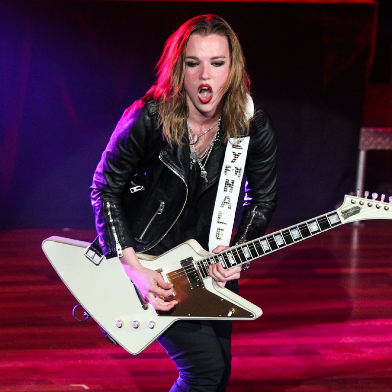 Watch HALESTORM's LZZY HALE Sing MEGADETH's Trust' With Tennessee's DARK HOUND