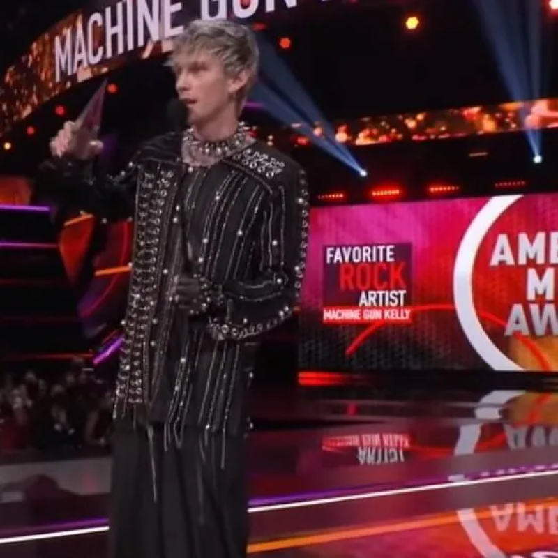 MACHINE GUN KELLY Wins &lsquo;Favourite Rock Artist&rsquo; At The American Music Awards 2021