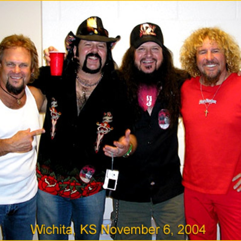  Former VAN HALEN Members SAMMY HAGAR And MICHAEL ANTHONY Pay Tribute To VINNIE PAUL 