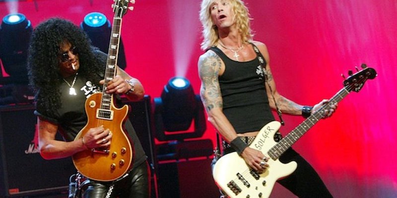  GUNS N' ROSES Members SLASH And DUFF MCKAGAN Pay Tribute To VINNIE PAUL 