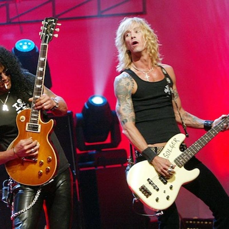  GUNS N' ROSES Members SLASH And DUFF MCKAGAN Pay Tribute To VINNIE PAUL 