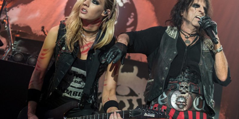  ALICE COOPER's NITA STRAUSS And GRIM REAPER's NICK BOWCOTT Pay Tribute To VINNIE PAUL With 'Walk' Cover (Video) 