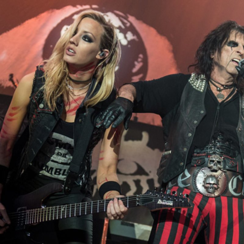  ALICE COOPER's NITA STRAUSS And GRIM REAPER's NICK BOWCOTT Pay Tribute To VINNIE PAUL With 'Walk' Cover (Video) 