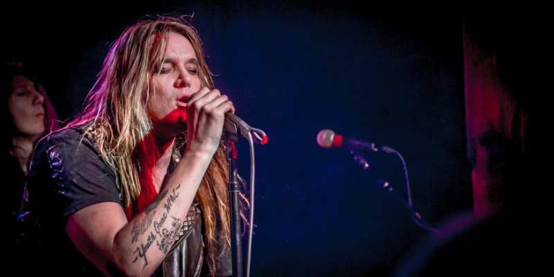  Watch SEBASTIAN BACH Sing PANTERA's 'Cemetery Gates' As Tribute To VINNIE PAUL 