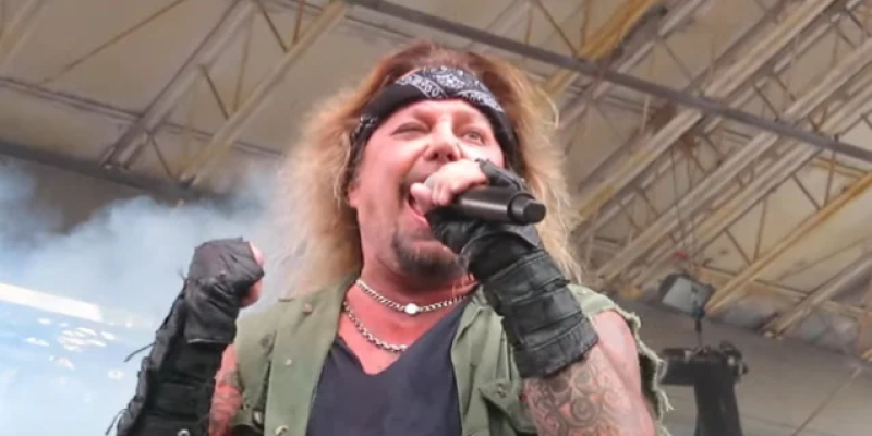 Vince Neil filmed using a teleprompter at Motley Crue show!