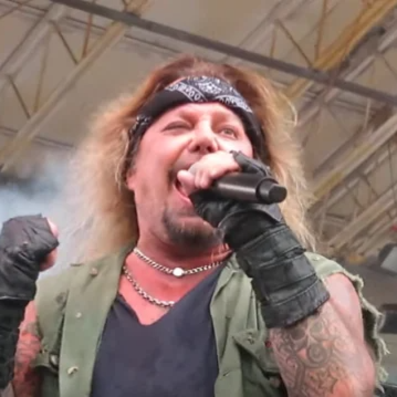 Vince Neil filmed using a teleprompter at Motley Crue show!