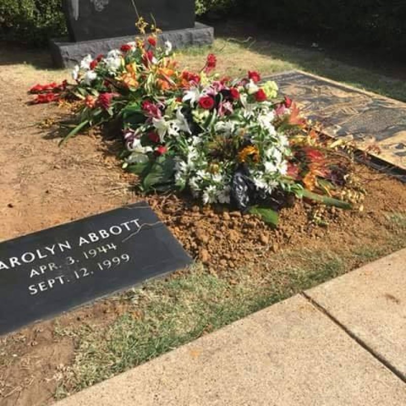  Here Are The First Photos Of VINNIE PAUL's Final Resting Place 