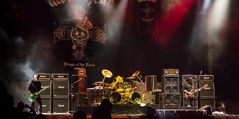 Did Motorhead play a festival in November? 