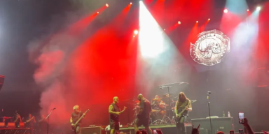 PHILIP ANSELMO Joins SEPULTURA On Stage In Santiago To Perform 'Arise'