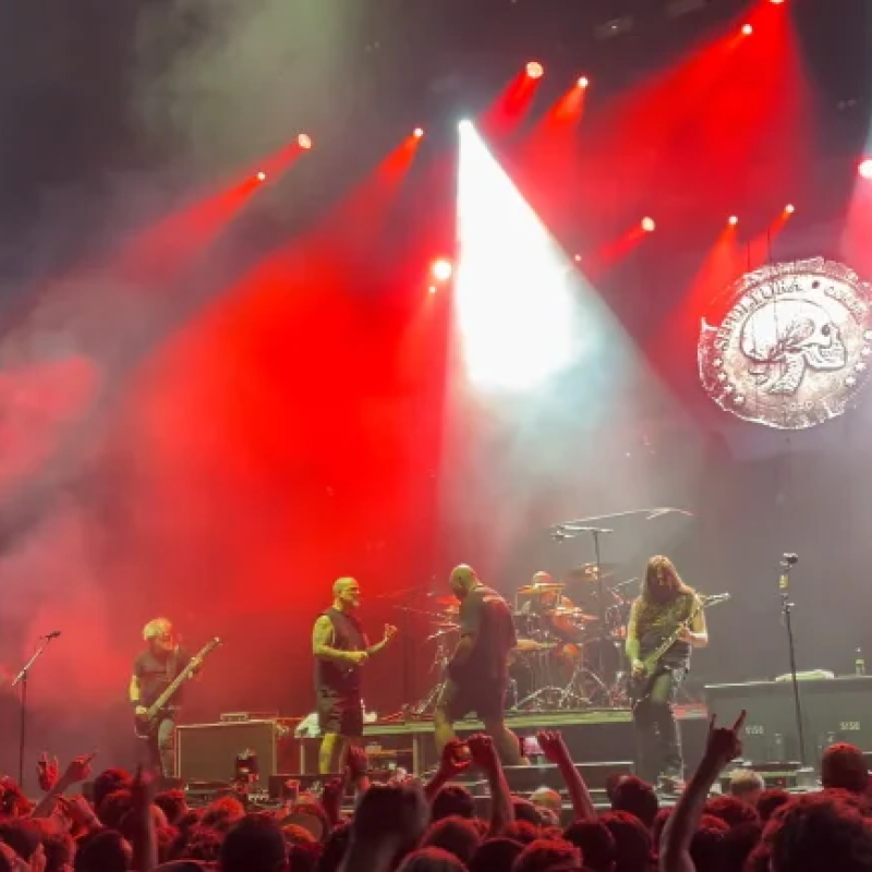 PHILIP ANSELMO Joins SEPULTURA On Stage In Santiago To Perform 'Arise'