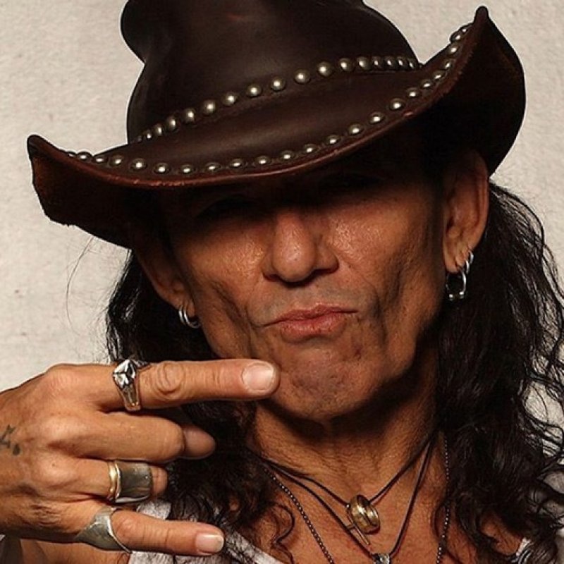  RATT Singer STEPHEN PEARCY To Release 'View To A Thrill' Solo Album In November!