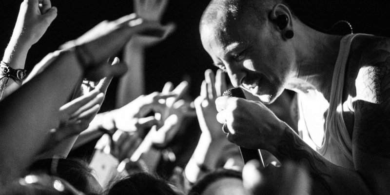  LINKIN PARK Members Pay Tribute To CHESTER BENNINGTON On First Anniversary Of His Death 