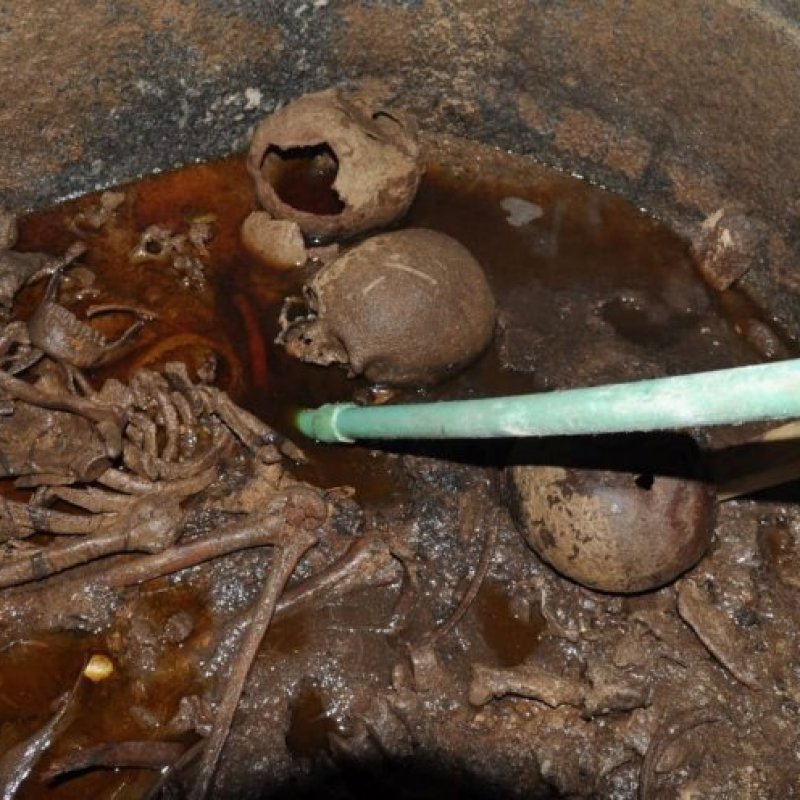 People want to drink the red liquid from newly-opened 4,000-year-old sarcophagus?